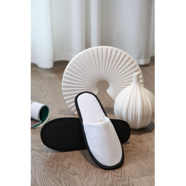 Disposable cotton-like slippers