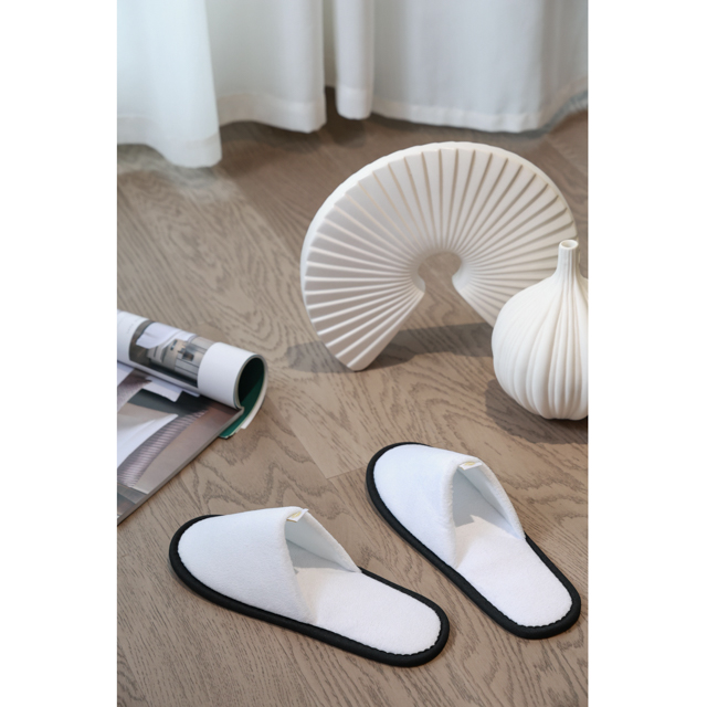 Disposable cotton-like slippers